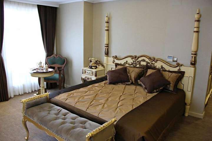 Room 4 of 18