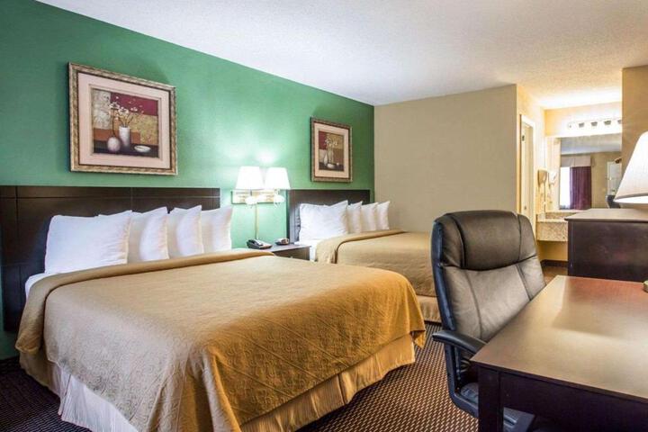 1 Queen Bed Accessible Room (13 of 13)
