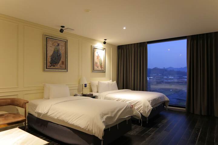 Room 30 of 190