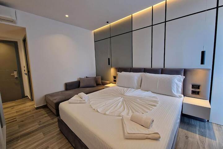 Room 6 of 33