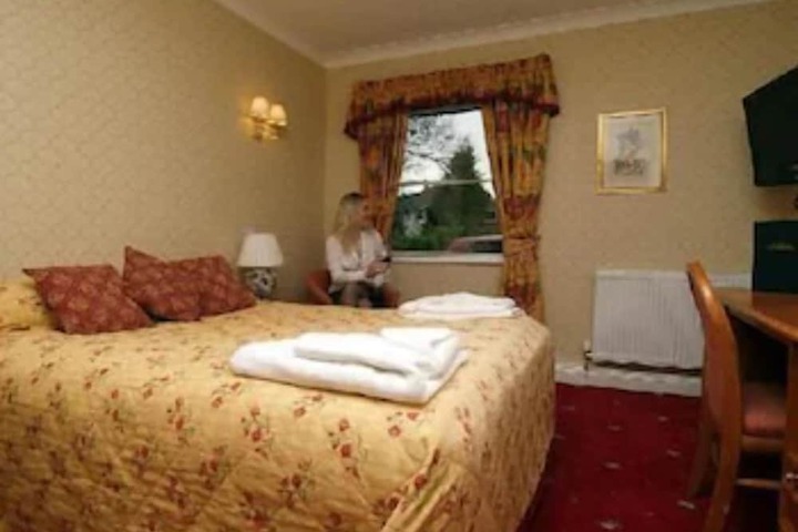 Room 4 of 25
