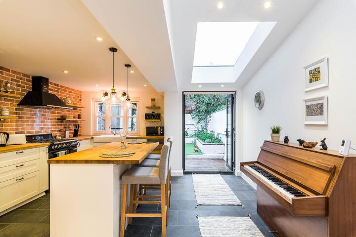 Stunning Spacious 4BR House with Garden - Sleeps 8