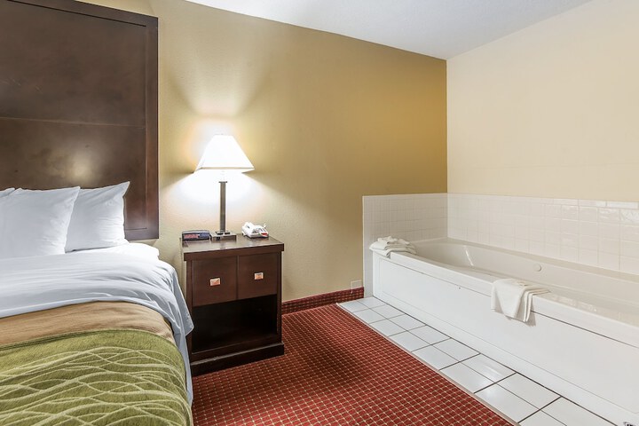 1 King Bed (3 of 10)