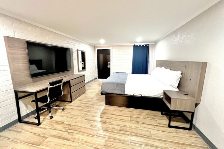 Room 2 of 6
