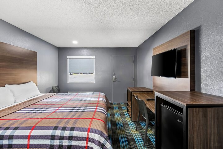 Room 4 of 18