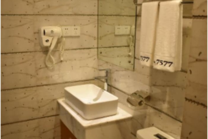 Room 9 of 13