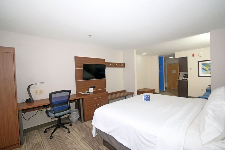Standard King Bed Accessible (4 of 11)