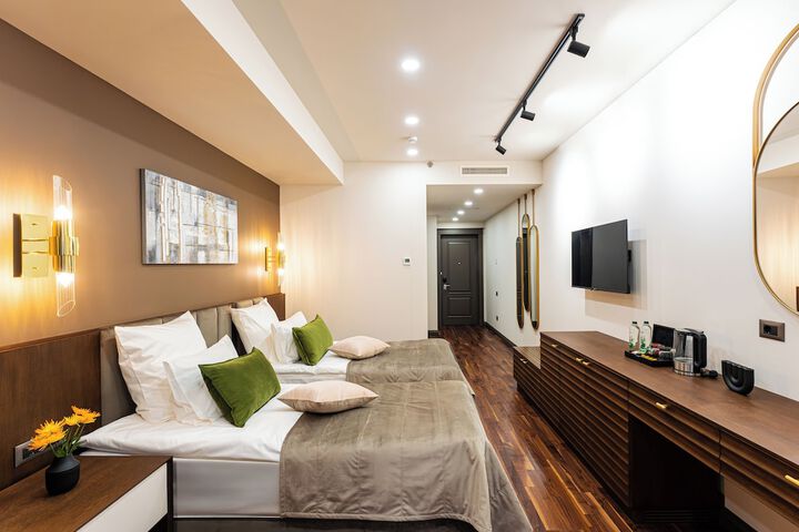 Room 4 of 32