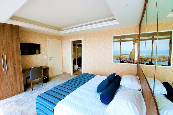 Room 28 of 97