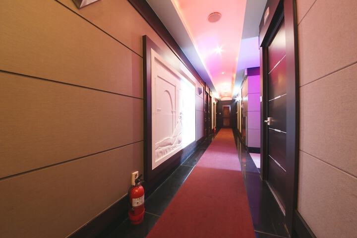 Ballroom/Hall 31 of 35