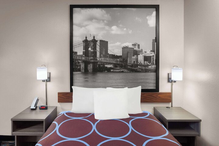1 Queen Bed (15 of 17)