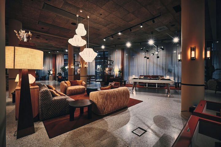 Lounge 113 of 117
