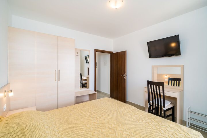 Room 3 of 106