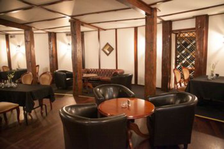 Lounge 35 of 49