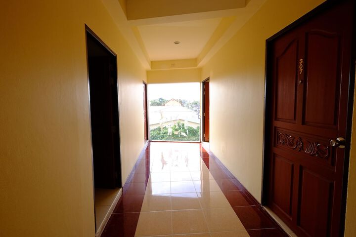 Ballroom/Hall 18 of 27