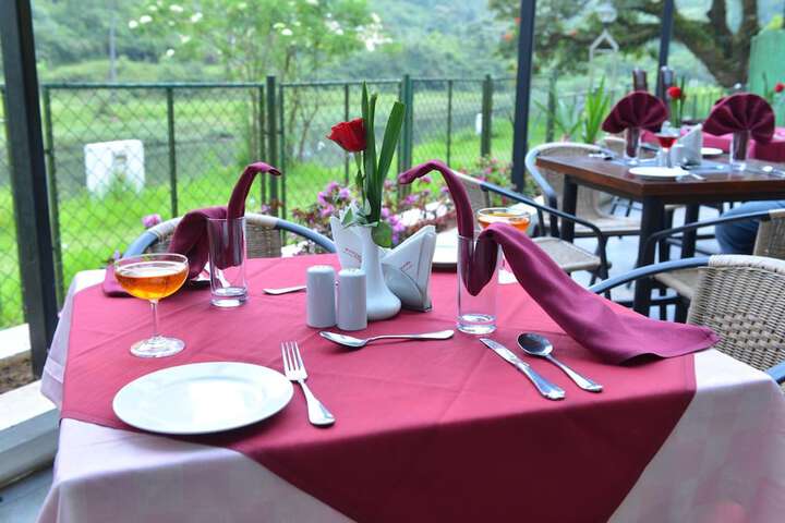 Dining 37 of 48