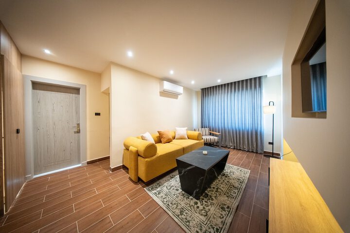 Room 4 of 6