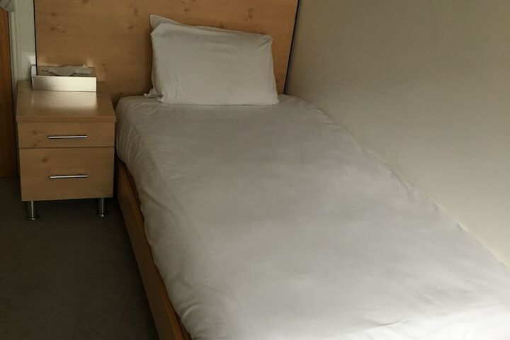 Room 6 of 33