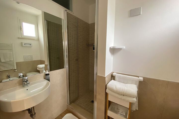 Room 100 of 217