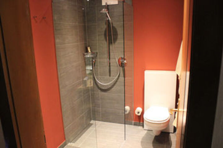 Room 2 of 115