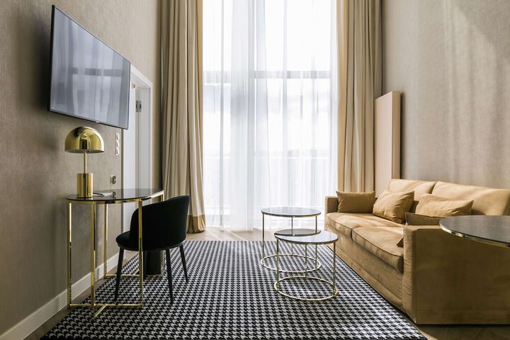 Room 33 of 170