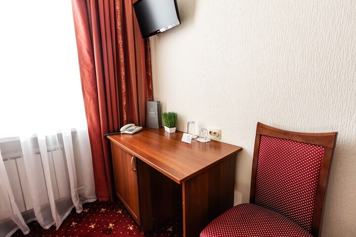Room 6 of 102