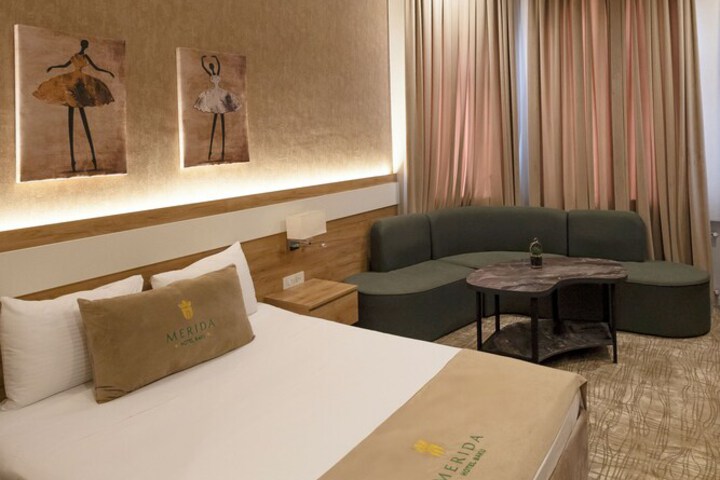 Room 13 of 33