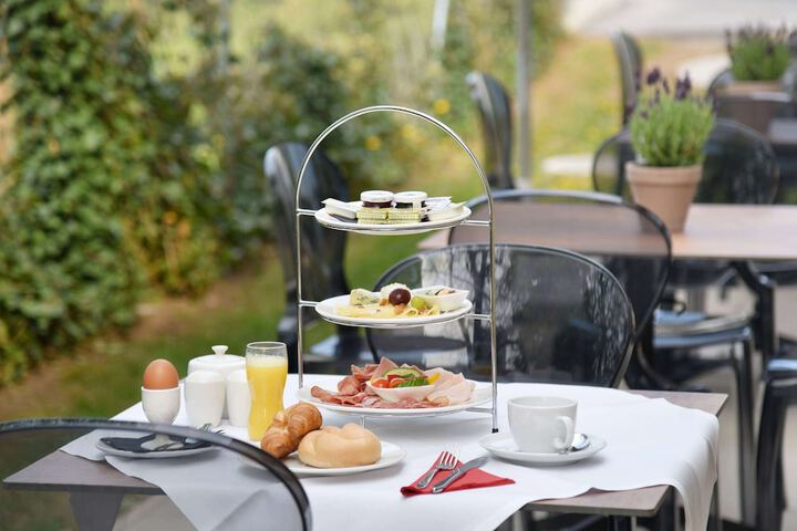 Breakfast/Coffee Service 102 of 121