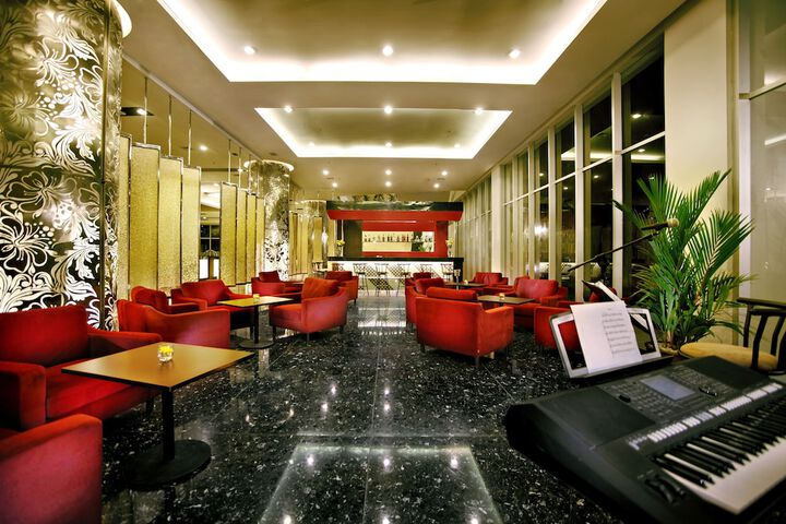 Lounge 21 of 33