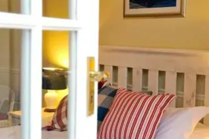 Room 4 of 11