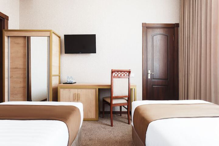 Room 10 of 32