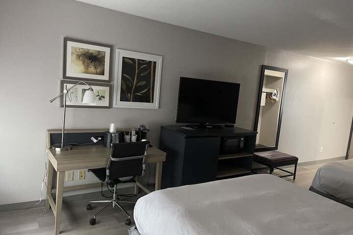 2 Queen Beds (1 of 13)