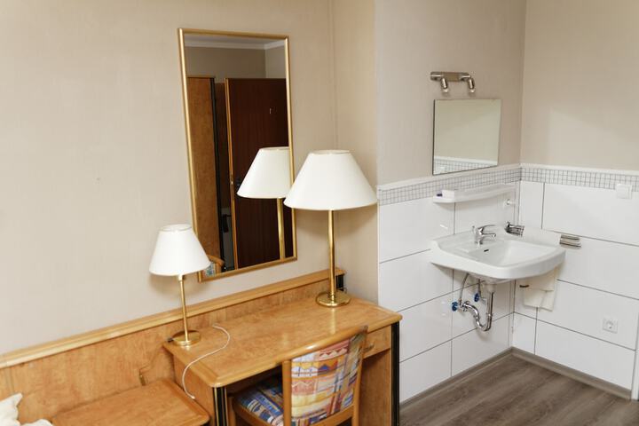 Room 25 of 81