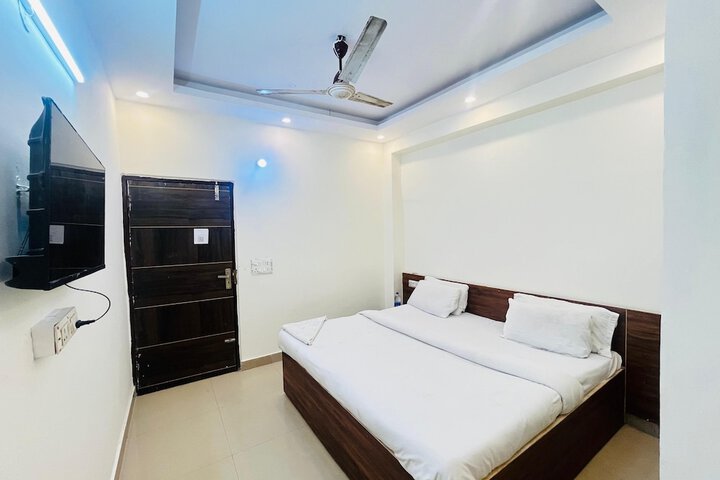 Room 6 of 9
