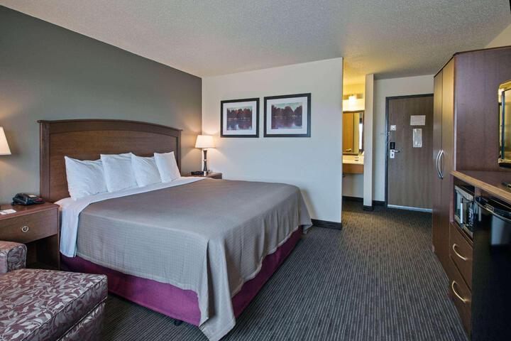 1 King Bed (5 of 22)