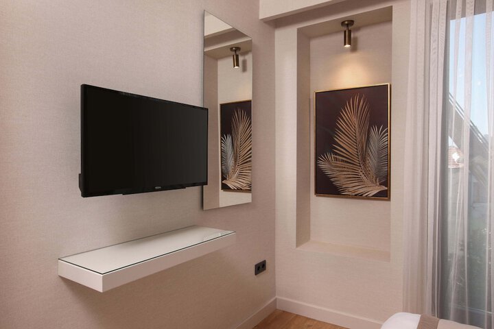 Room 5 of 33