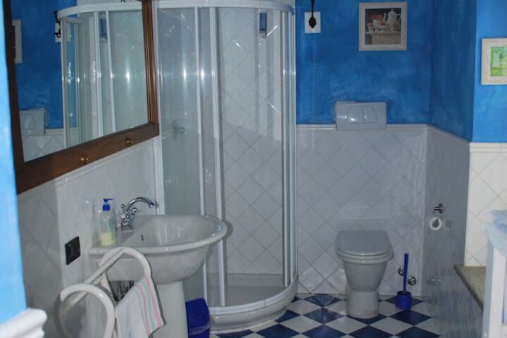 Room 13 of 36