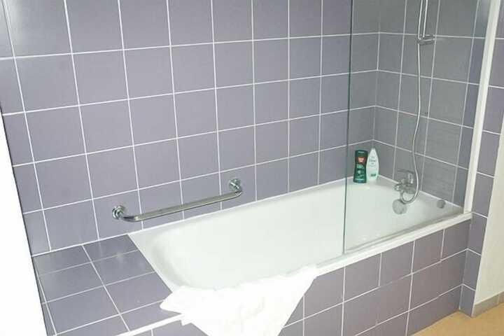 Room 6 of 12