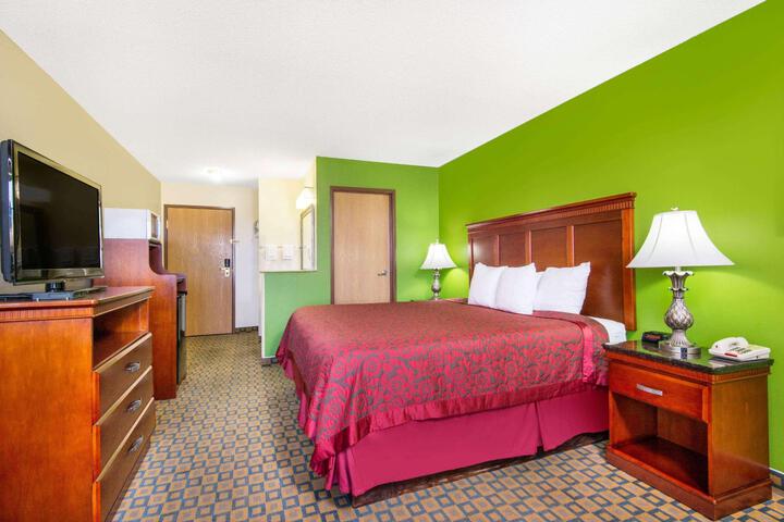 2 Queen Beds (8 of 10)