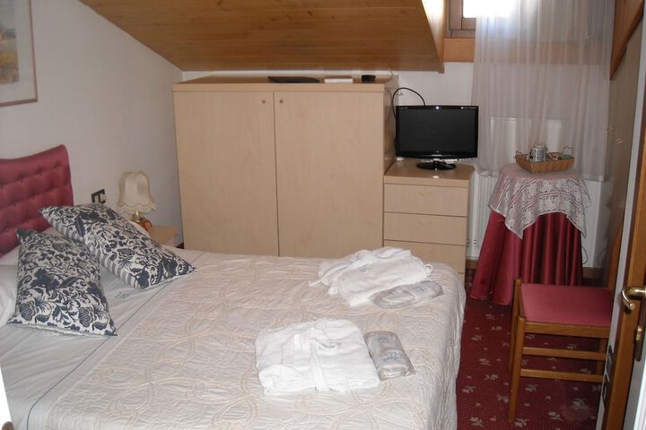 Room 4 of 65