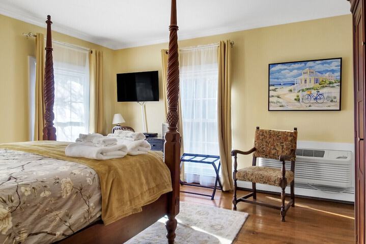 1 Queen Bed (21 of 26)
