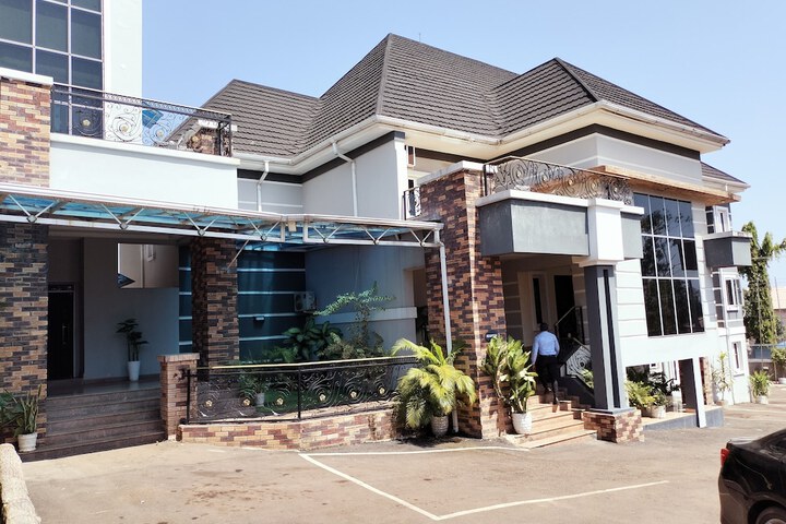 Exterior of Easton Hill Continental Hotel