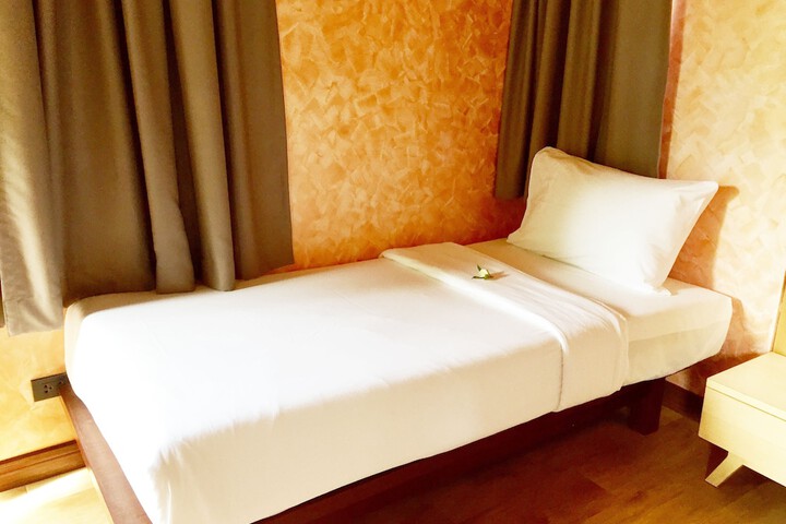 Room 12 of 128