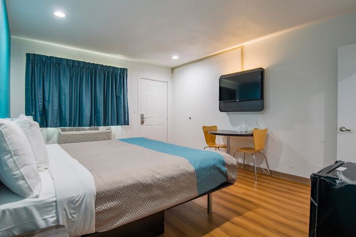 1 King Bed Refrigerator (4 of 14)