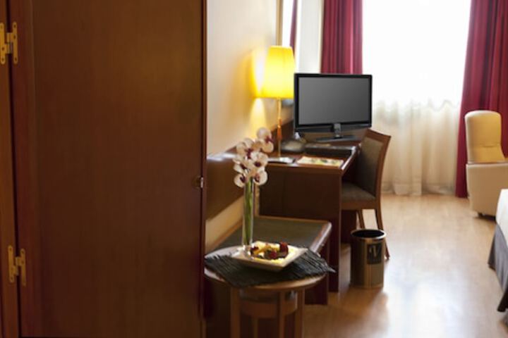 Room 9 of 37