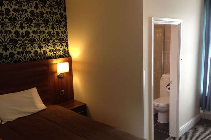 Room 6 of 35