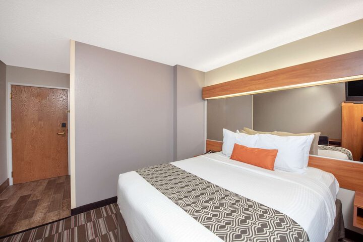 1 Queen Bed (10 of 23)