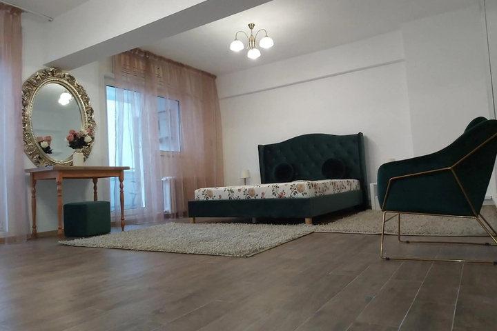 Room 4 of 12
