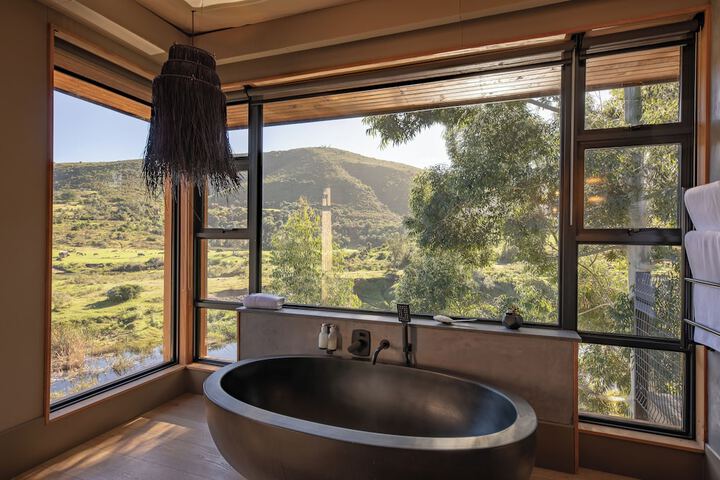 Deep soaking bathtub