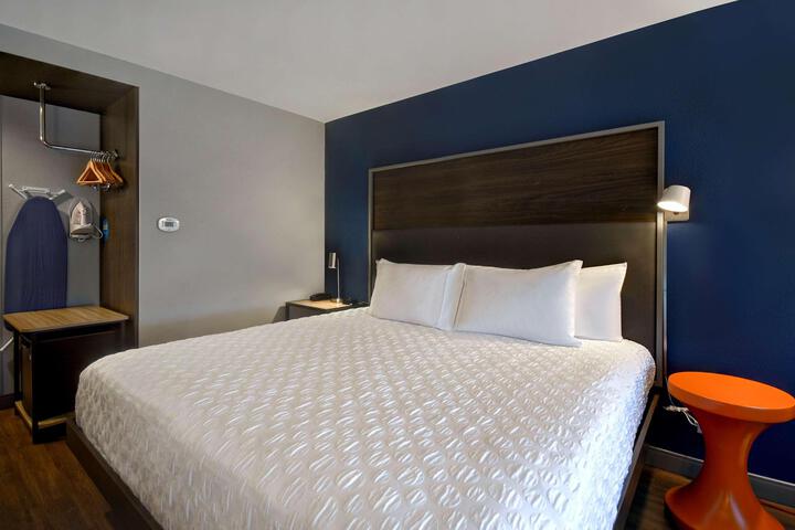 1 King Bed (4 of 18)